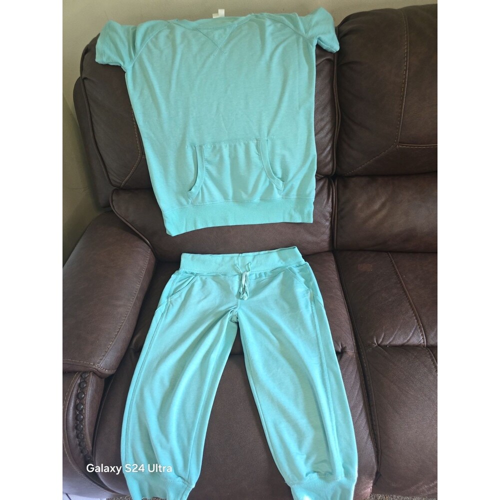2 piece Green Tea Lounge Wear Set Top and Capri bottoms size medium in turqoise